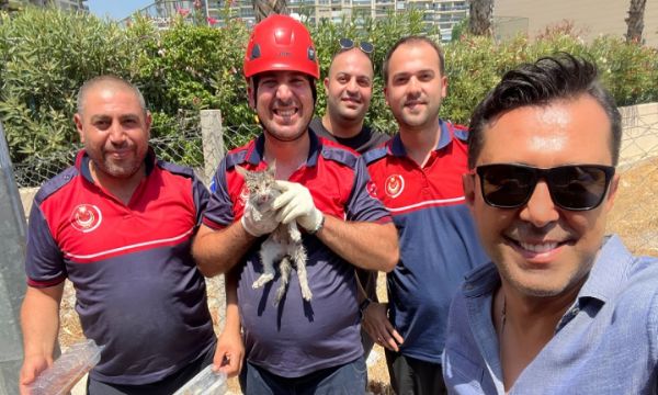 İzmir itfaiyesinden kedi kurtarma operasyonu!